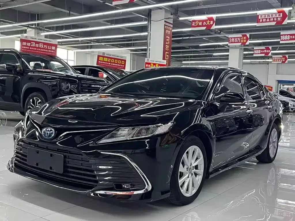 Toyota Camry — фото 1
