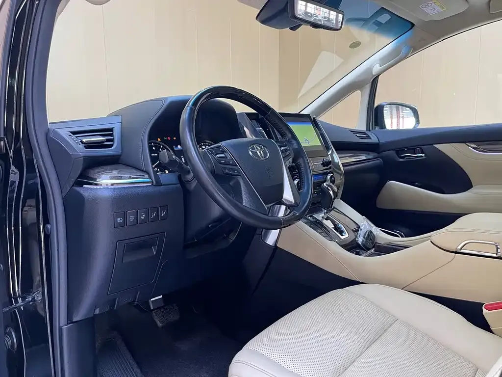 Toyota Alphard — фото 8