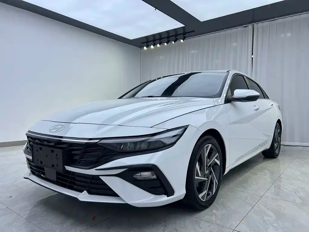 Hyundai Elantra — фото 1