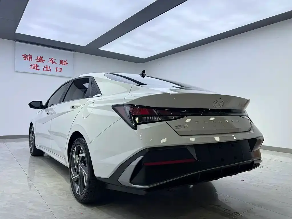 Hyundai Elantra — фото 2