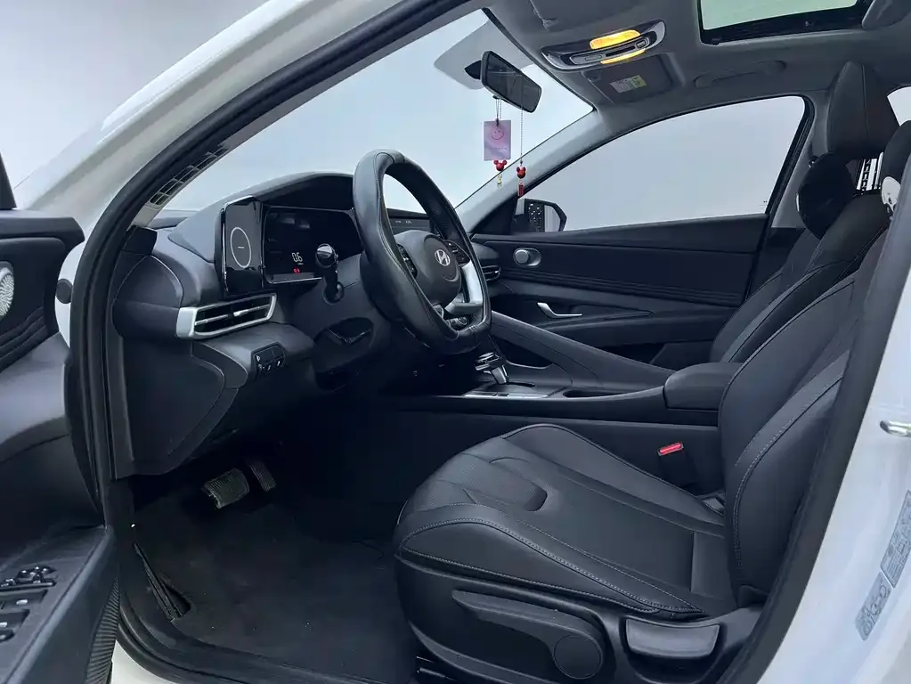Hyundai Elantra — фото 4