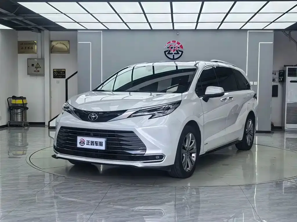 Toyota Sienna — фото 1