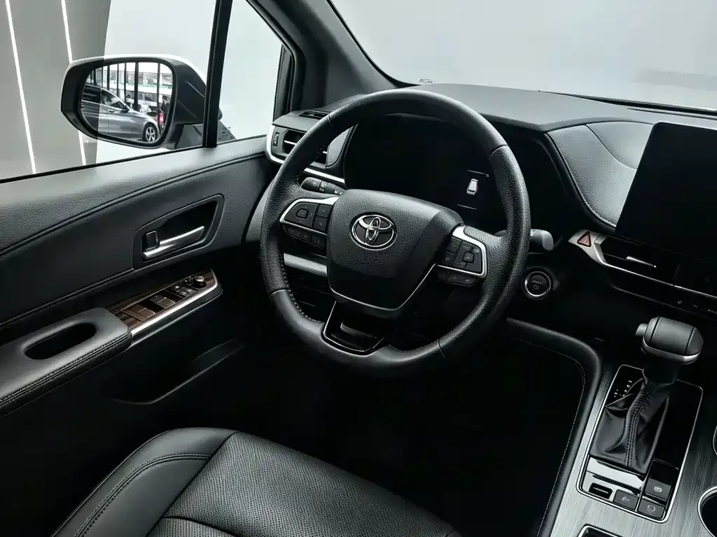 Toyota Sienna — фото 10