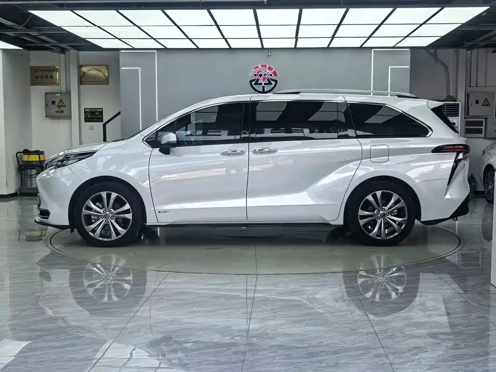 Toyota Sienna — фото 3