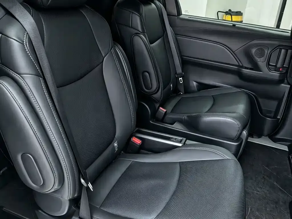 Toyota Sienna — фото 8