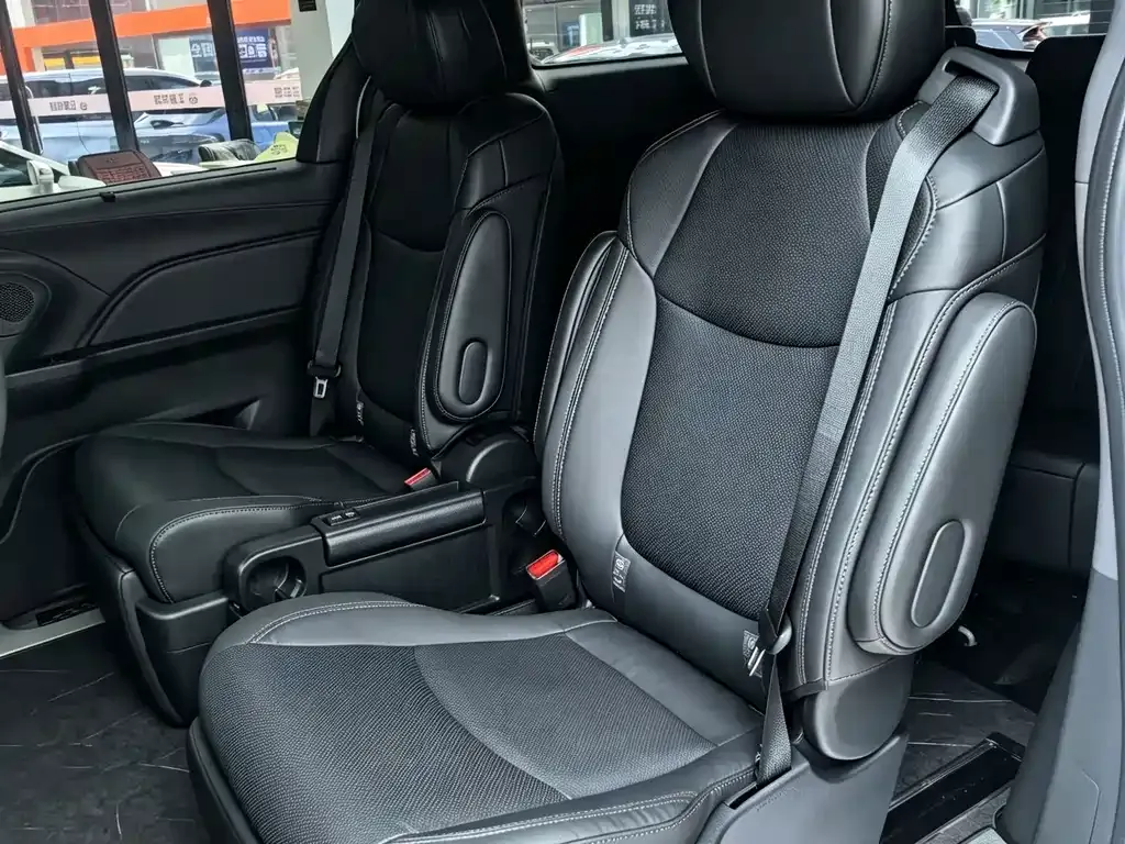 Toyota Sienna — фото 2