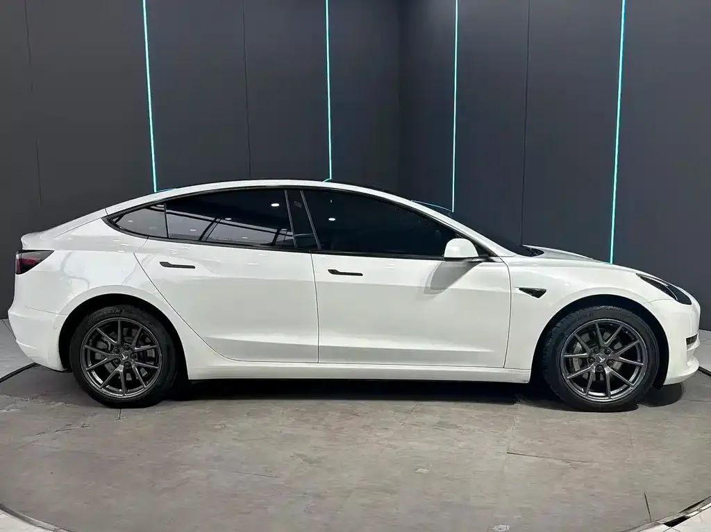 Tesla Model 3 — фото 7