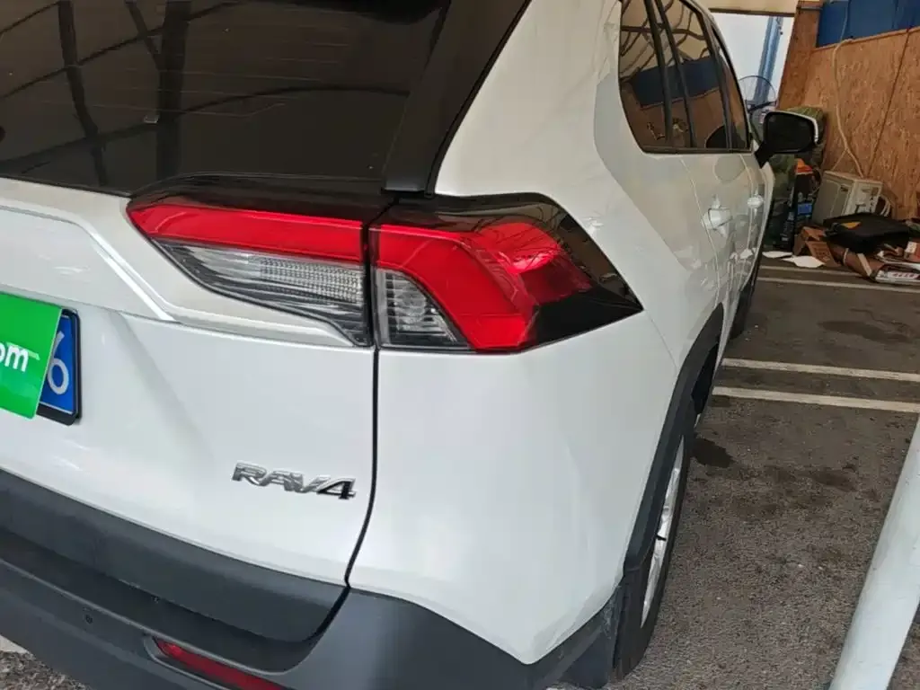 Toyota RAV4 — фото 10