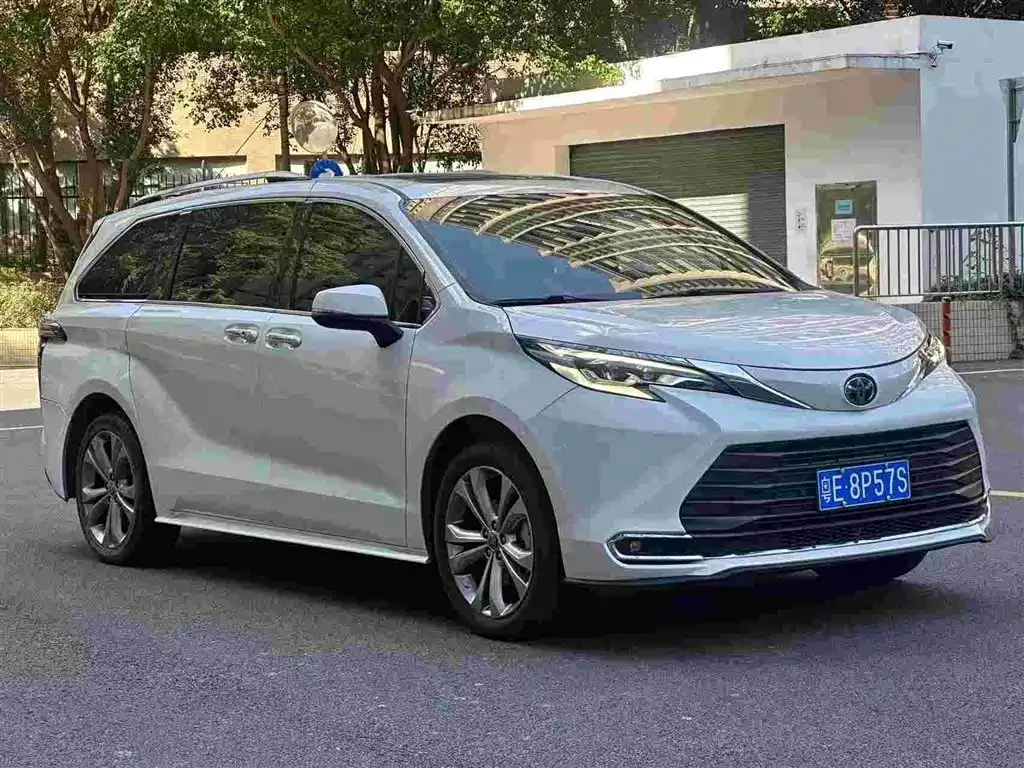 Toyota Sienna — фото 1