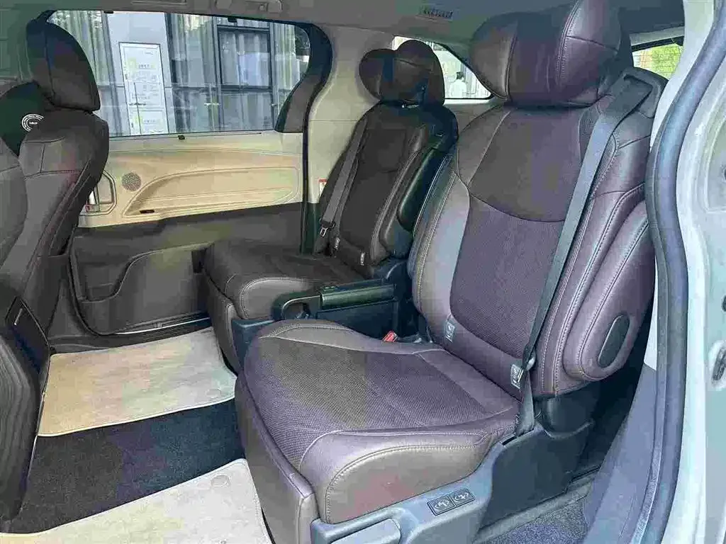 Toyota Sienna — фото 4