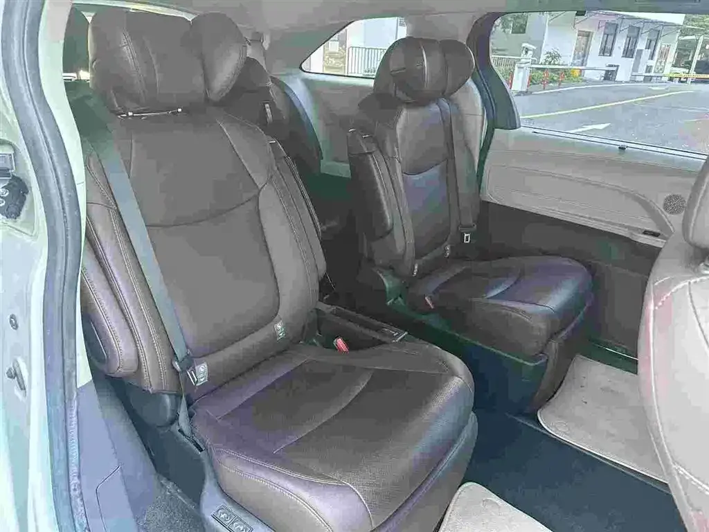 Toyota Sienna — фото 8