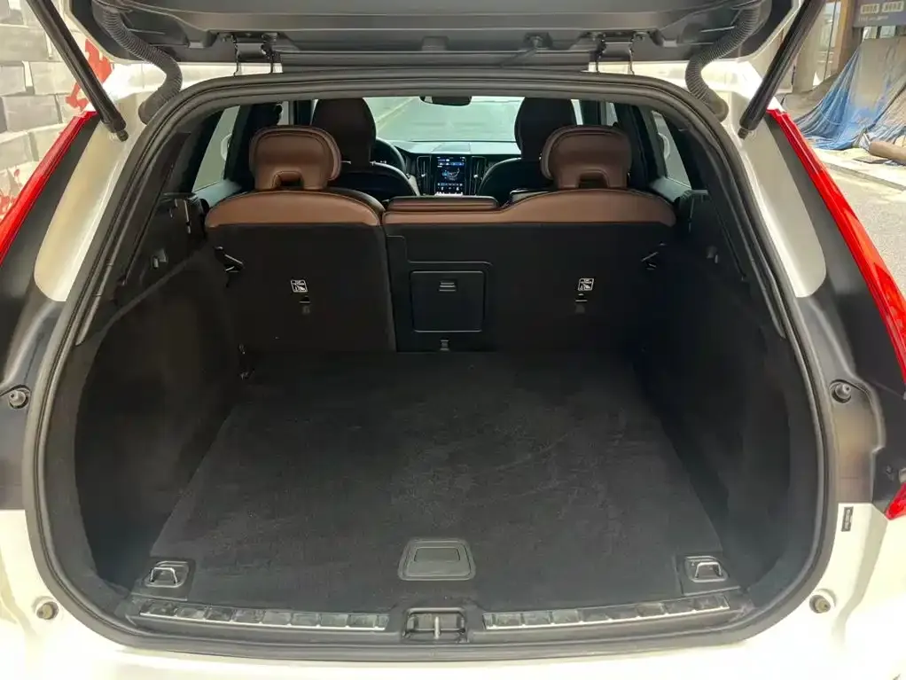 Volvo XC60 — фото 10