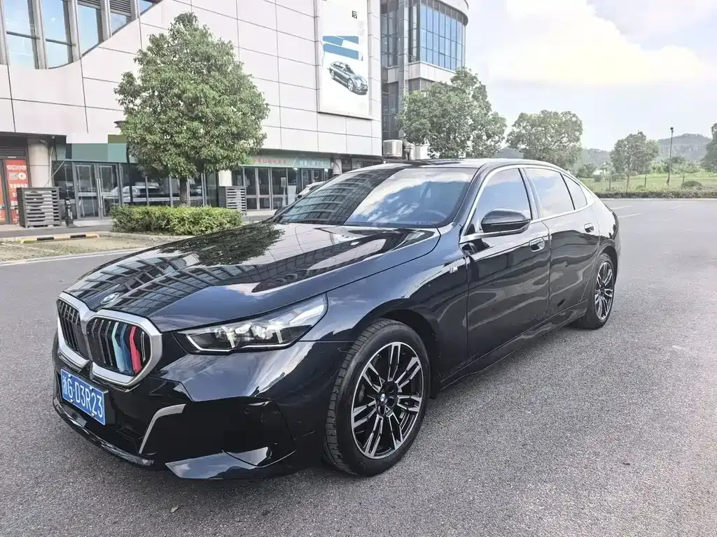 BMW 5 Series — фото 1