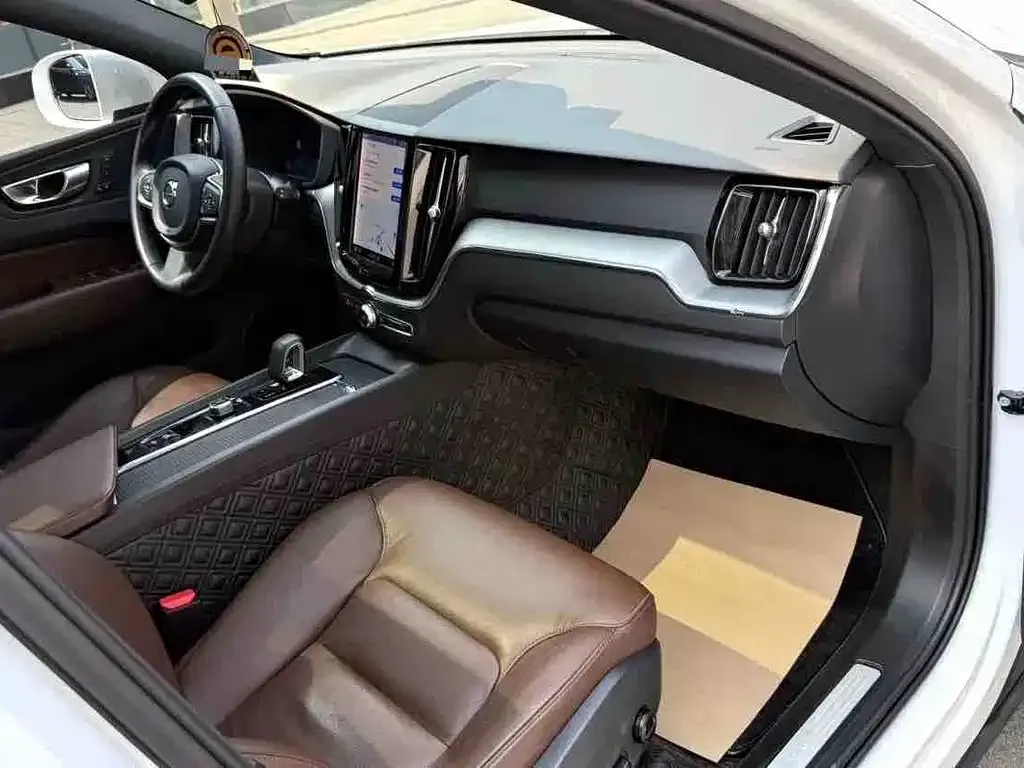 Volvo XC60 — фото 2