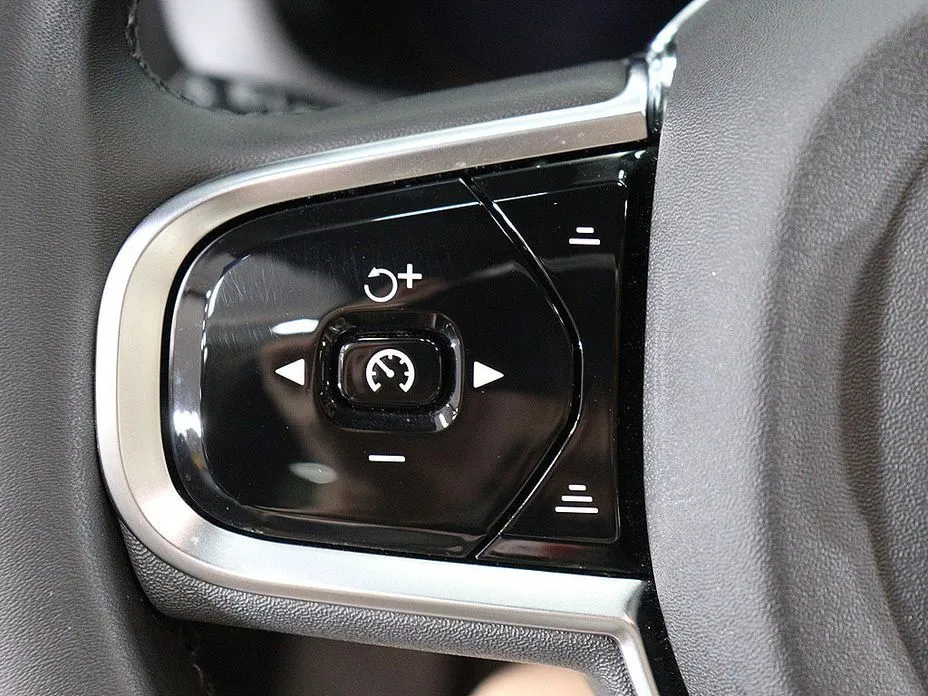 Volvo XC60 — фото 9