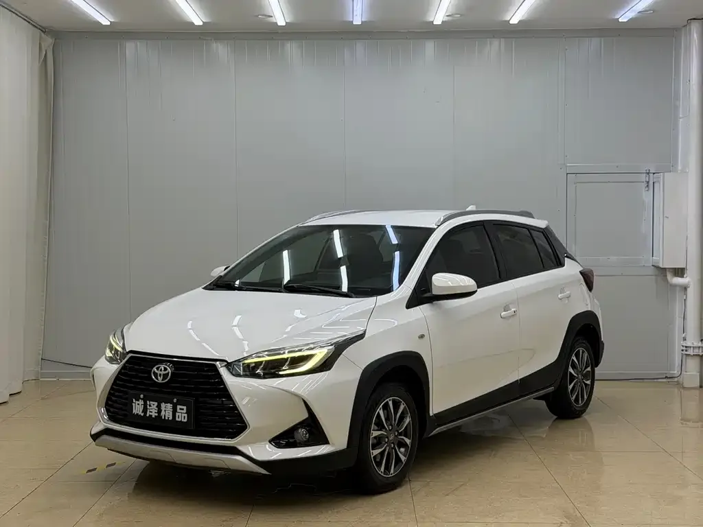 Toyota Yaris L — фото 1