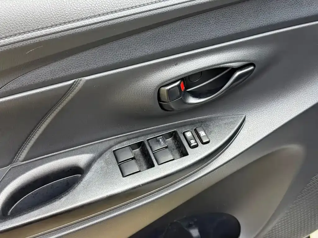 Toyota Yaris L — фото 9