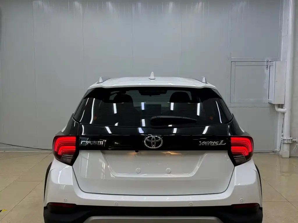 Toyota Yaris L — фото 2