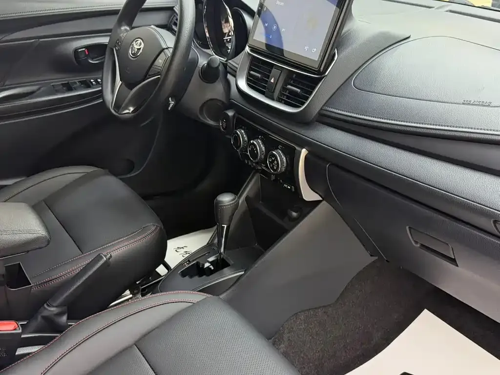 Toyota Yaris L — фото 7