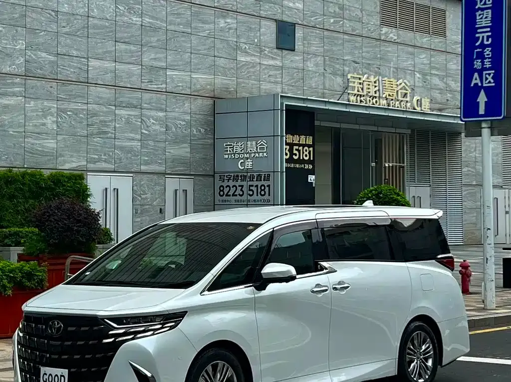 Toyota Alphard — фото 1