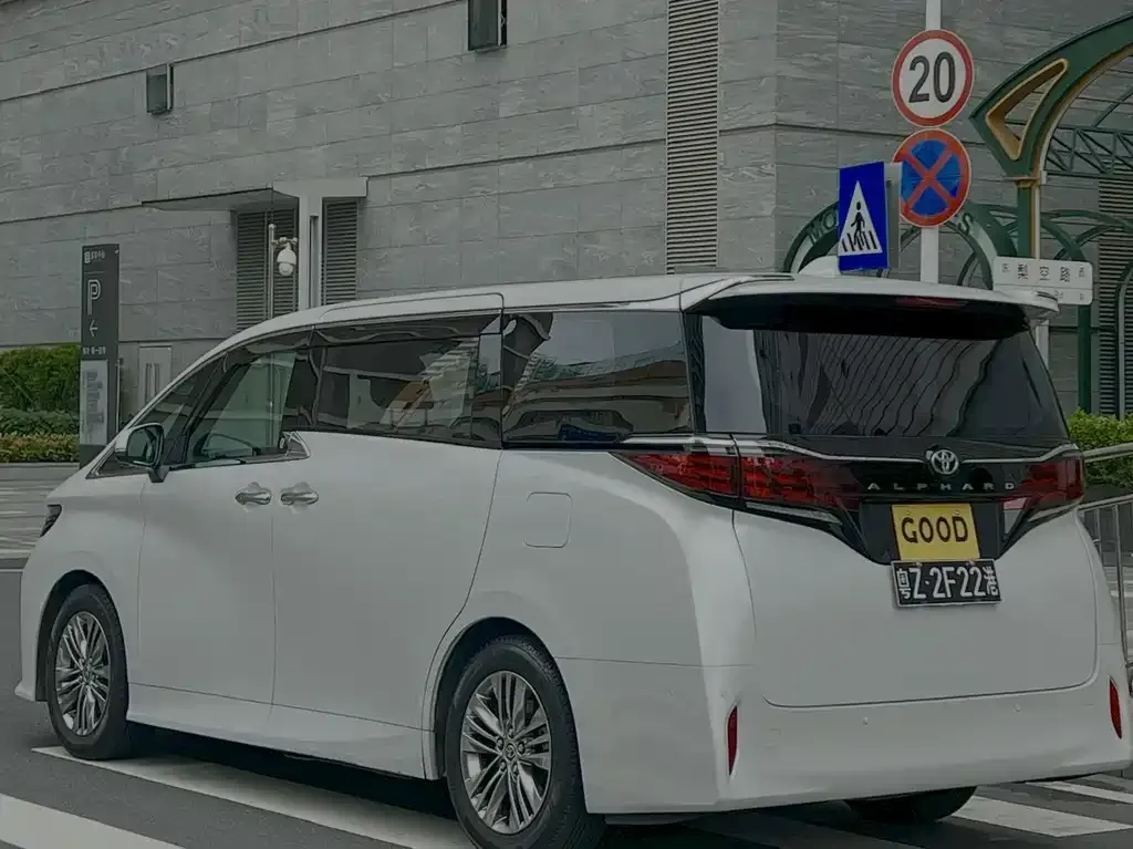 Toyota Alphard — фото 3