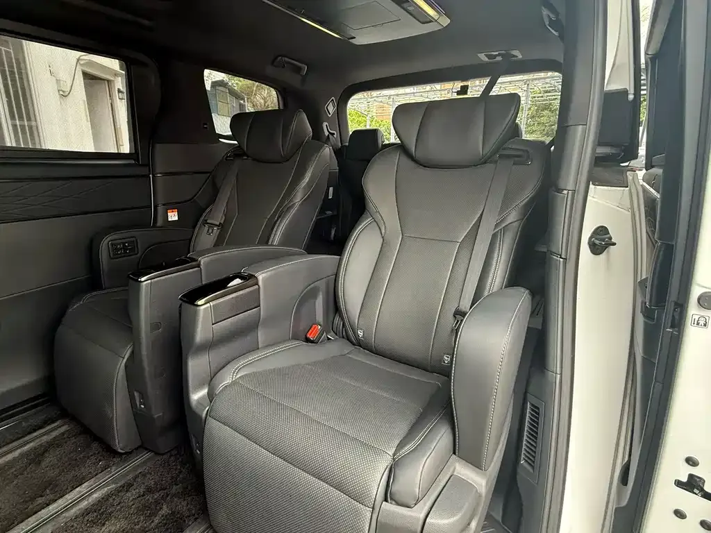 Toyota Alphard — фото 9