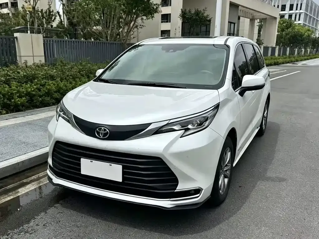 Toyota Sienna — фото 1