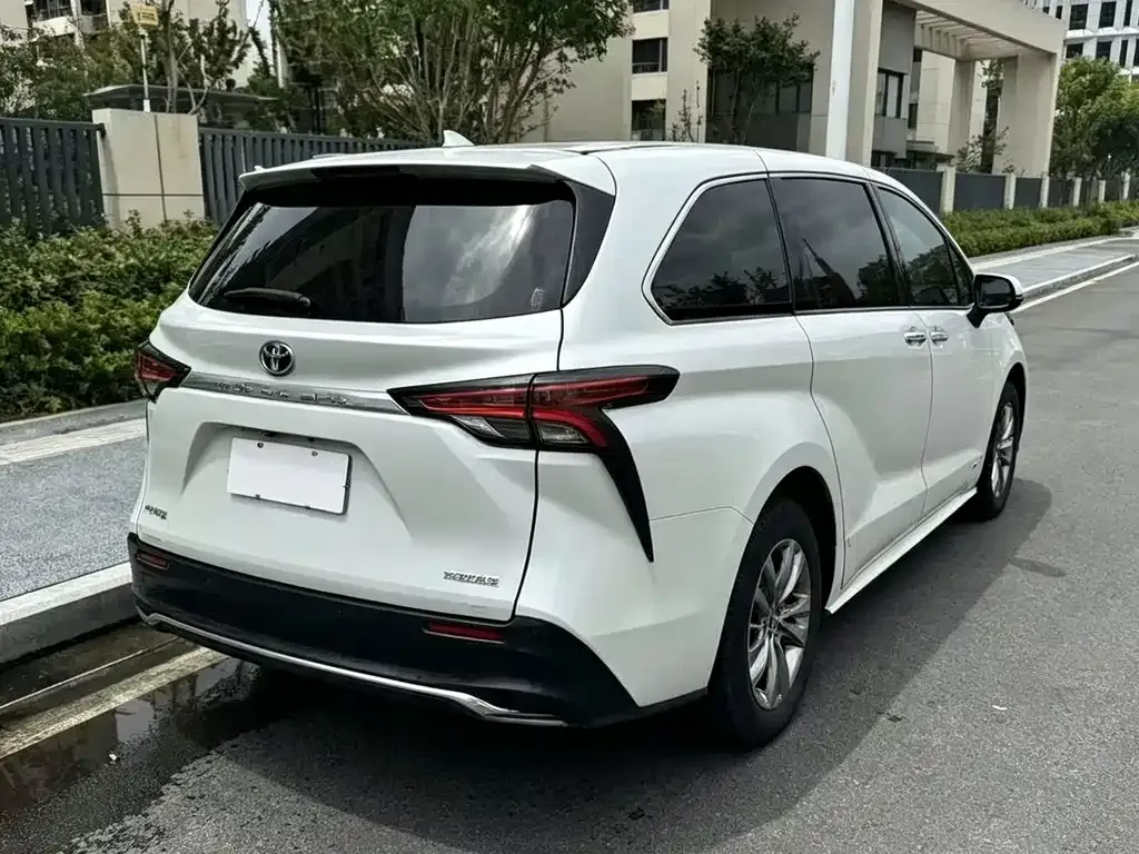 Toyota Sienna — фото 6
