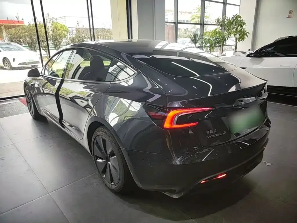Tesla Model 3 — фото 9