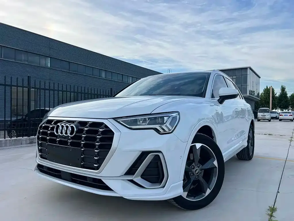 Audi Q3 — фото 1