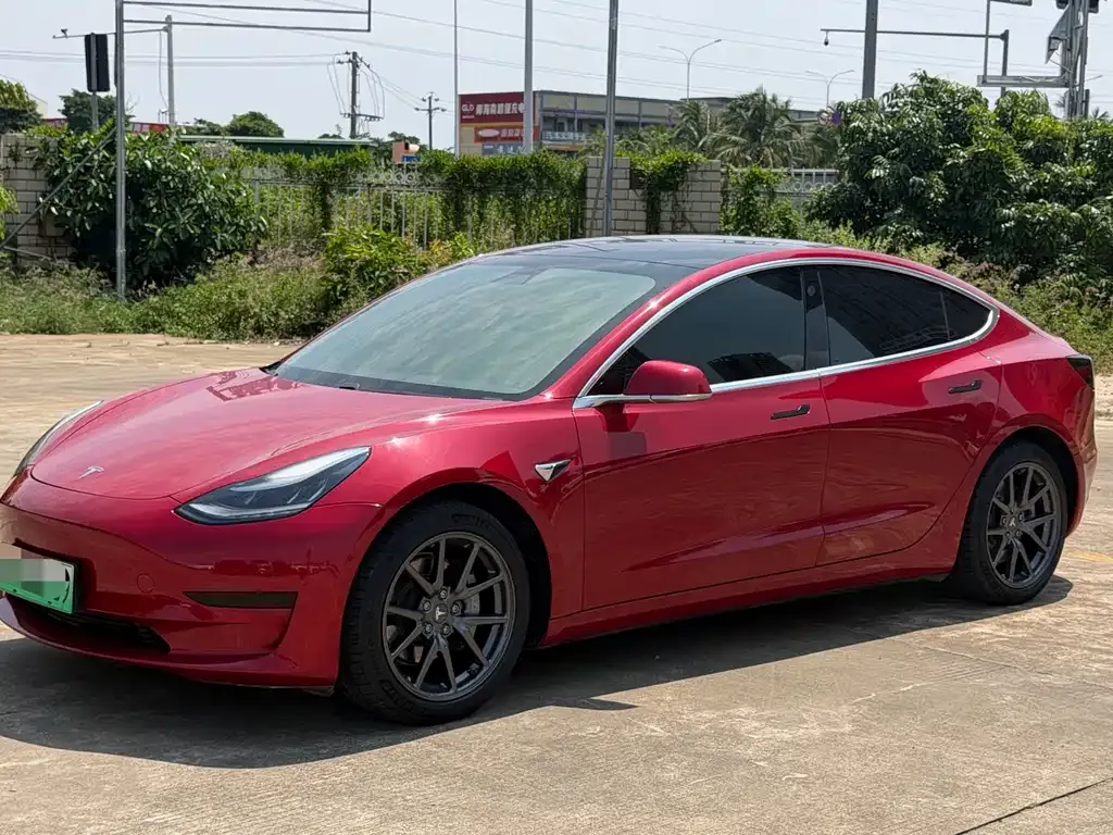 Tesla Model 3 — фото 1
