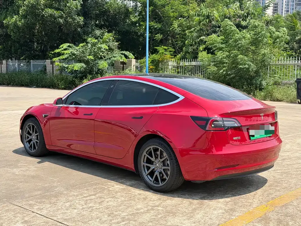Tesla Model 3 — фото 4