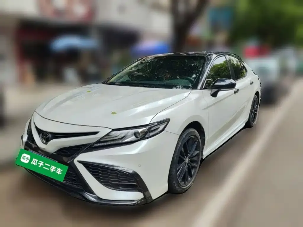 Toyota Camry — фото 1