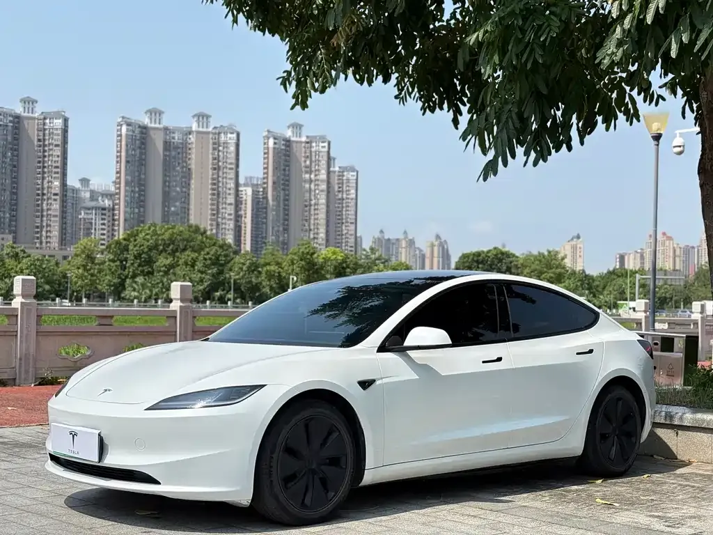 Tesla Model 3 — фото 1