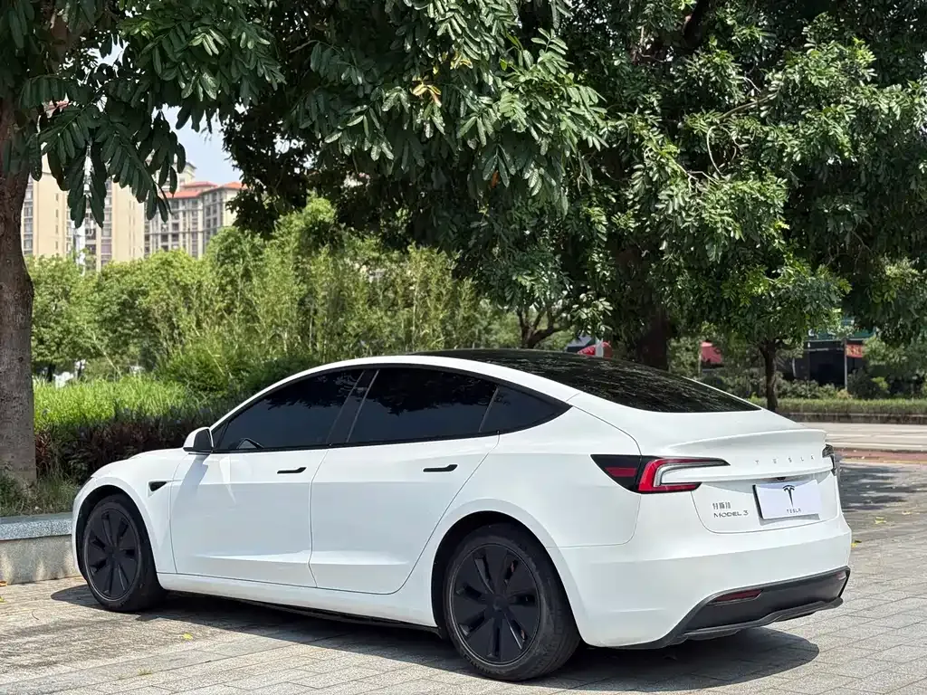 Tesla Model 3 — фото 9