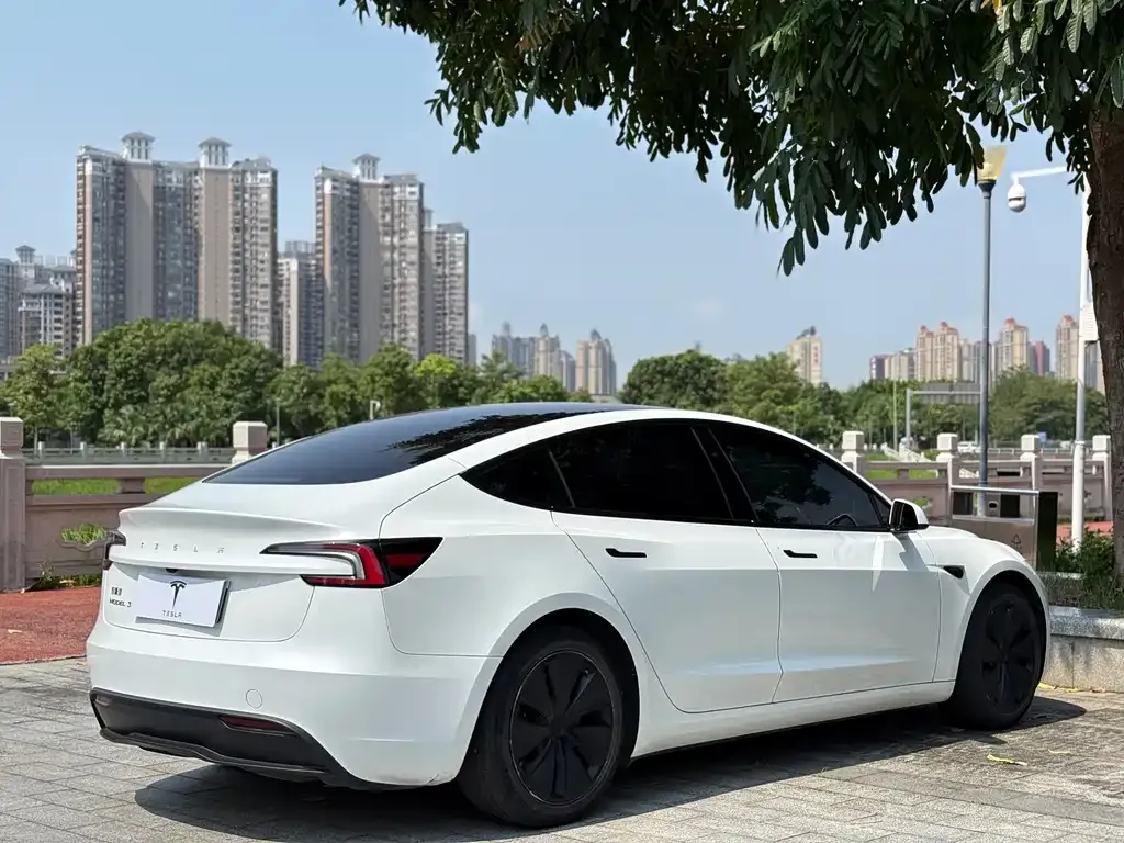 Tesla Model 3 — фото 4