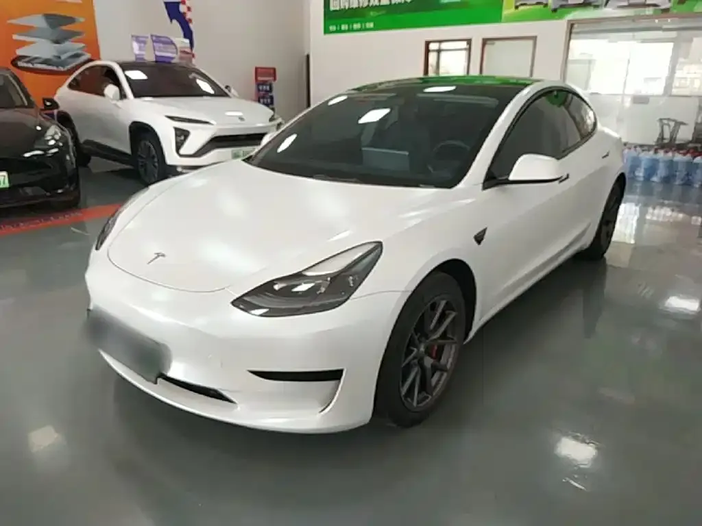 Tesla Model 3 — фото 1