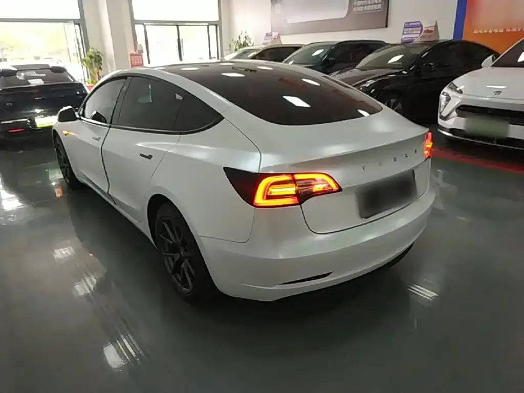 Tesla Model 3 — фото 3