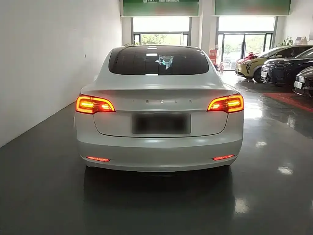Tesla Model 3 — фото 2