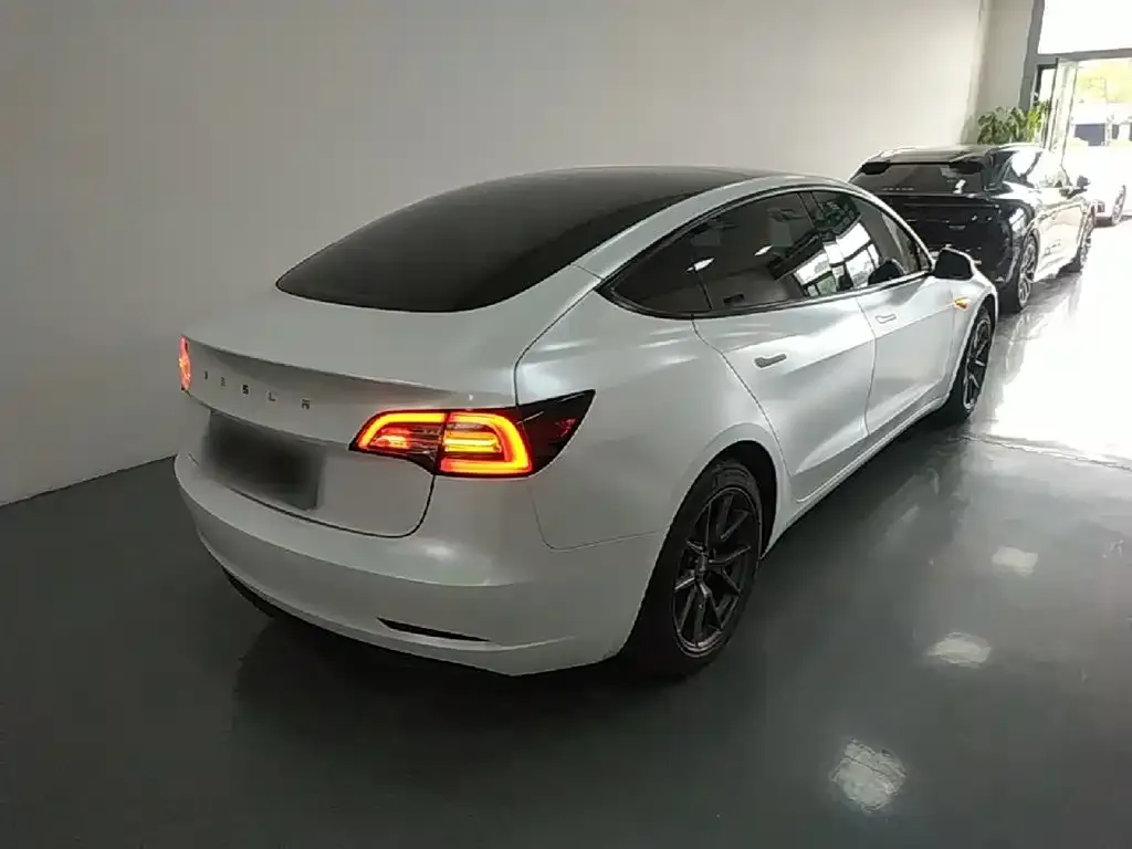 Tesla Model 3 — фото 10