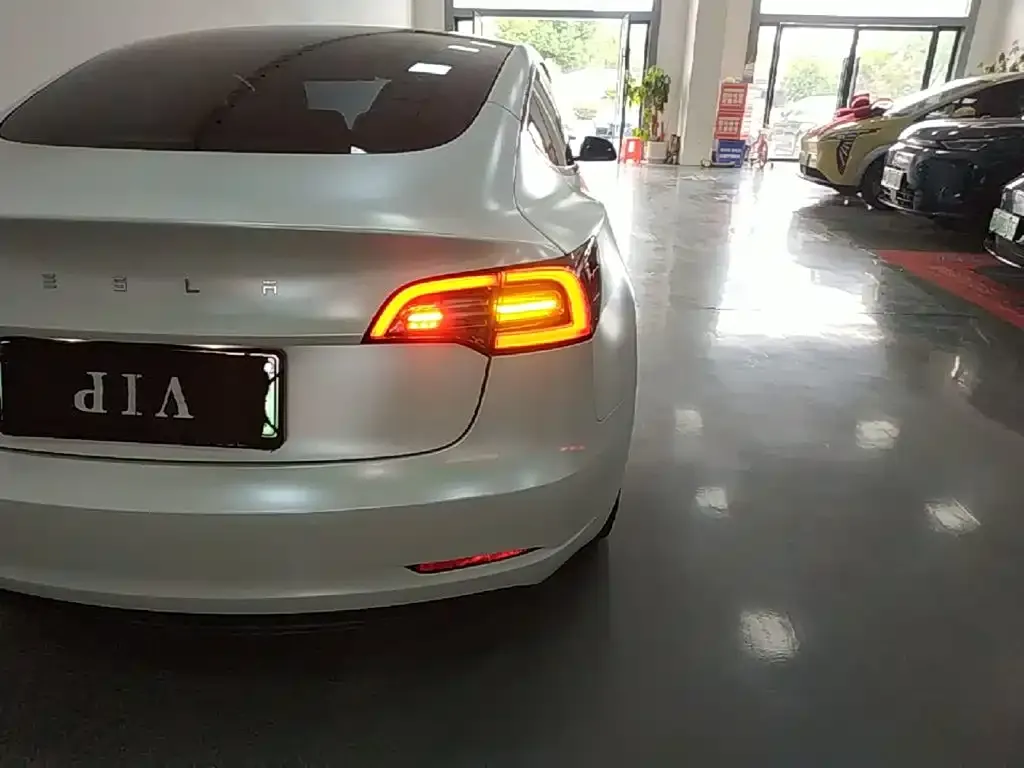 Tesla Model 3 — фото 8