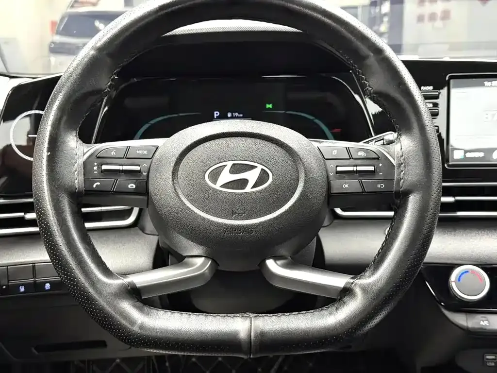 Hyundai Elantra — фото 8