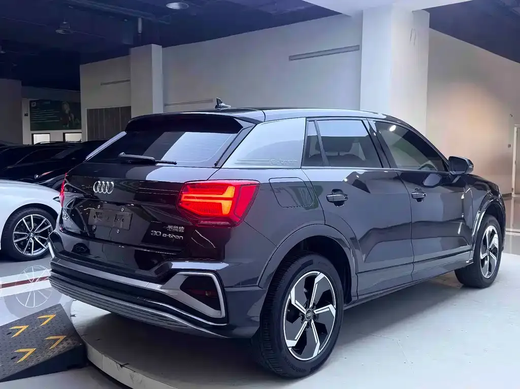 Audi Q2L e-tron — фото 5