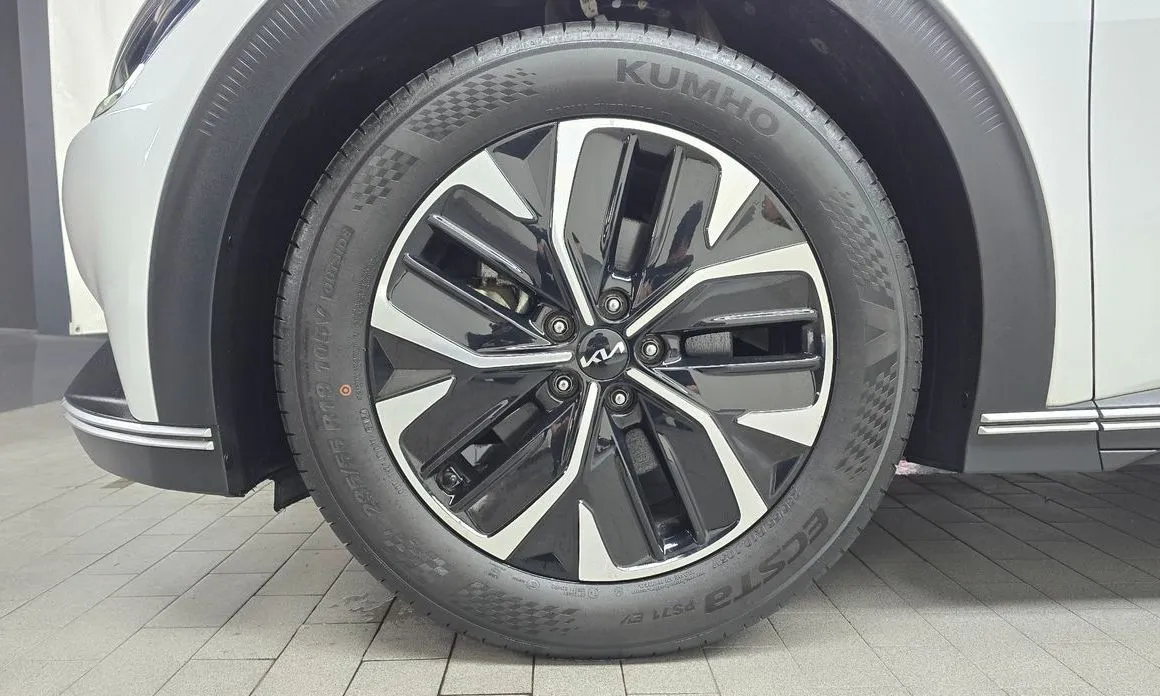 Kia EV6 — фото 8