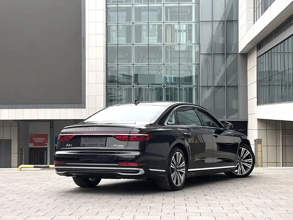 Audi A8 — фото 3