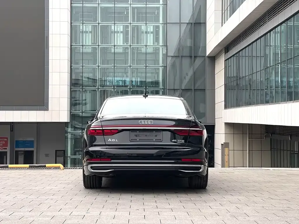 Audi A8 — фото 2
