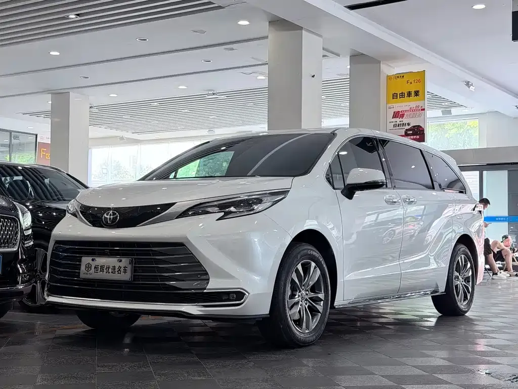 Toyota Sienna — фото 1
