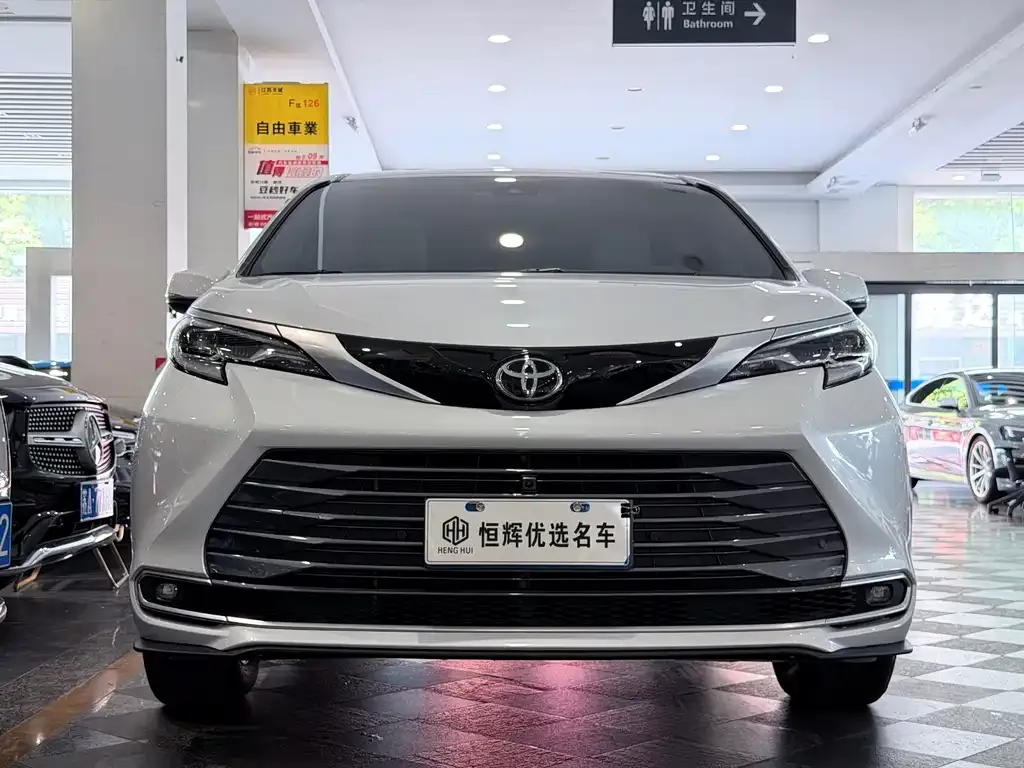 Toyota Sienna — фото 3