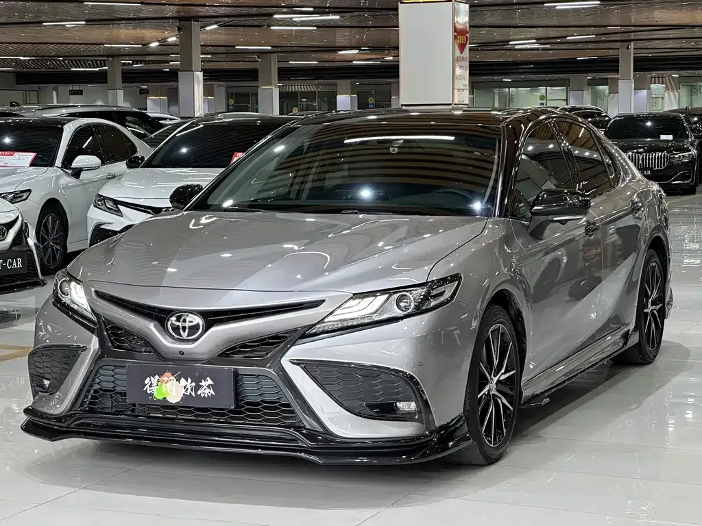 Toyota Camry — фото 1