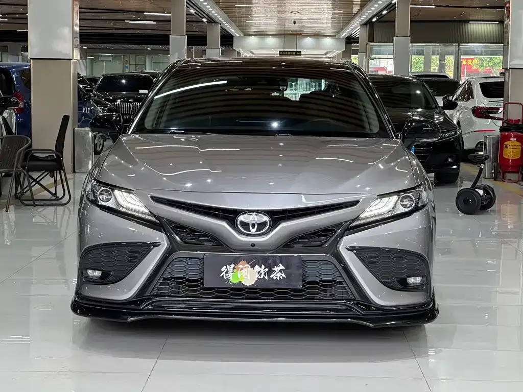 Toyota Camry — фото 3